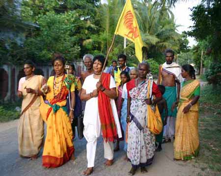 2005 Kataragama Pada Yatra photo no. 02: Approaching Nallur Kandaswami Kovil, Jaffna on 13 May 2005