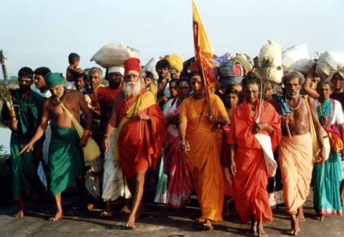 Pilgrims en route to Kaluwanchikudy