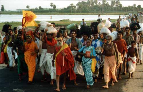 Pilgrims at Kallar en route to Kaluwanchikudy