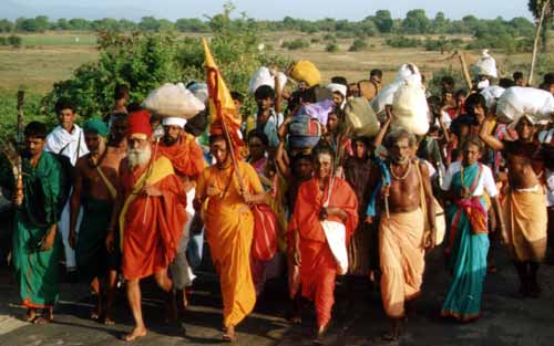 Pilgrims en route from Tirukkovil to Sangamankandi