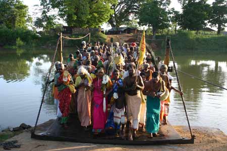 Pada Yatra pilgrims setting out from Verugal Murugan Kovil cross the Verugal River in 2005