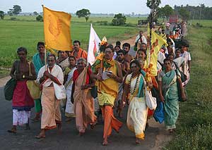 Pada Yatra pilgrims approach Akkaraipattu