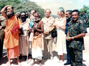 General Denzil Kobbekaduwe, Admiral Clancy Fernando, British High Commissioner David Gladstone and his wife April and Kataragama swamis including Swami Sivakalki